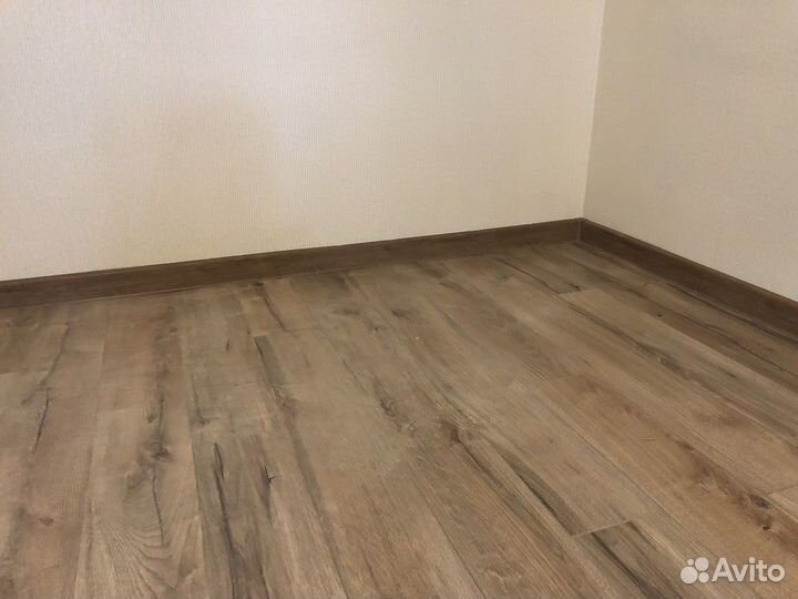 Укладка ламината, плинтуса дюрополиемер, пластик