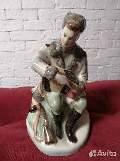 Фарфоровая статуэтка