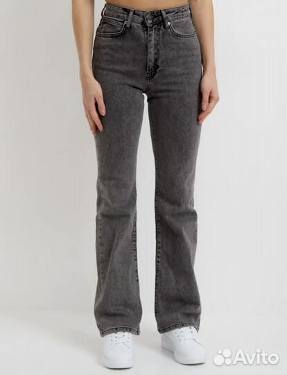 Серые джинсы