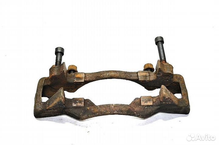 Скоба суппорта переднего моста, левая renault truc