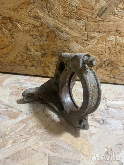 Кронштейн правого привода Вольво S60