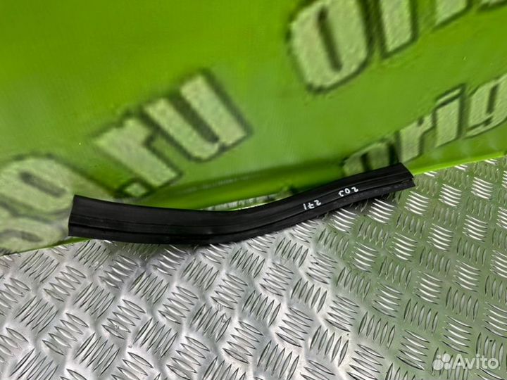 Уплотнительная резинка капота Mercedes-Benz