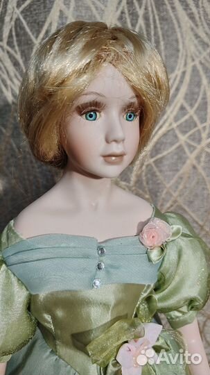 Кукла фарфоровая