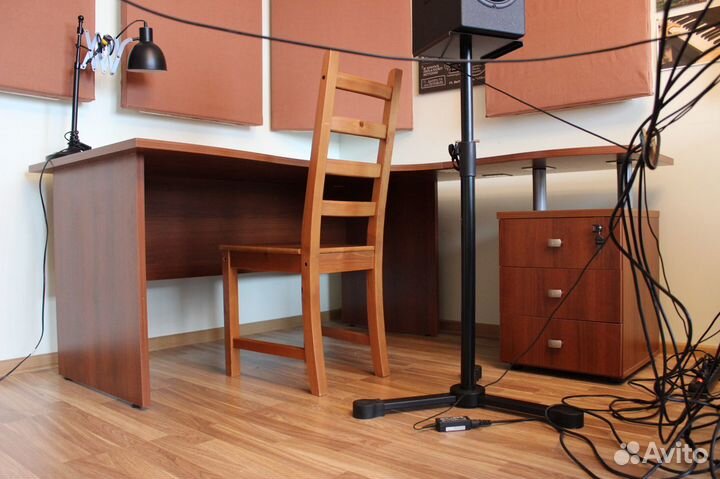 Стол офисный угловой с тумбой (цвет красный орех)