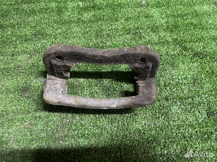 Скоба супорта задняя левая Hyundai Solaris