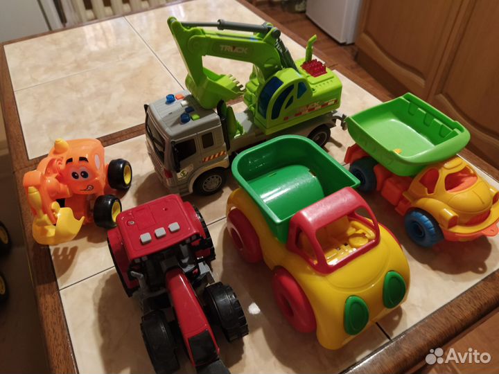 Детские игрушки: машинки, трактор