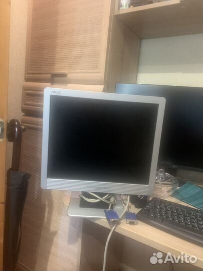 Монитор asus 17 дюймов. Единственный разьем - VGA