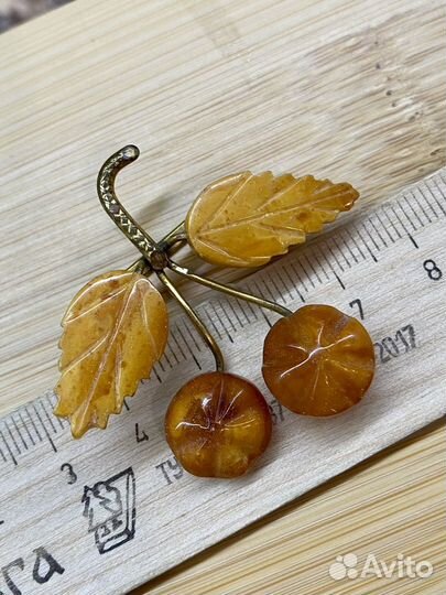 Брошь янтарь СССР