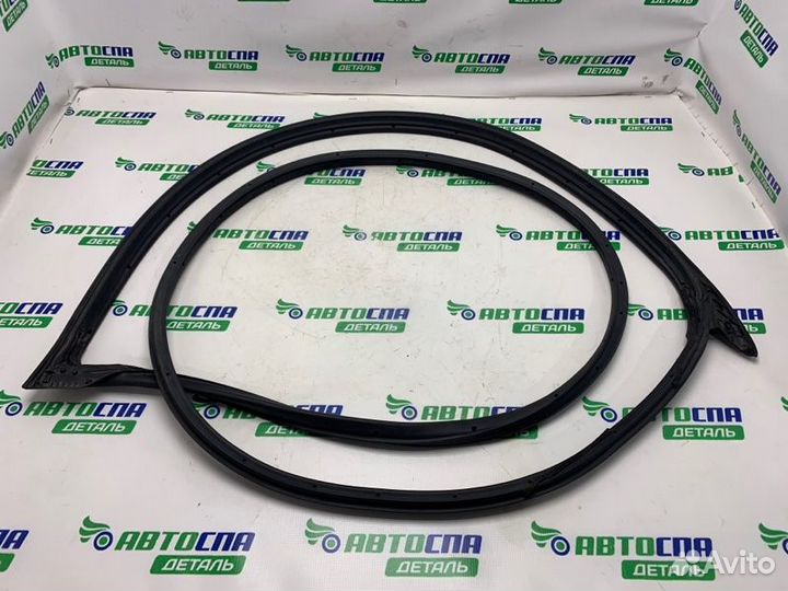 Уплотнитель двери передний правый Mazda 3 Bl седан