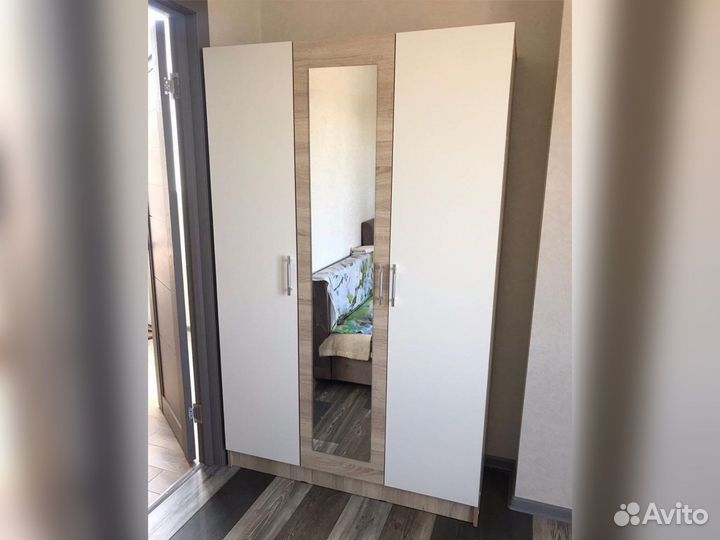 Шкаф новый трехстворчатый