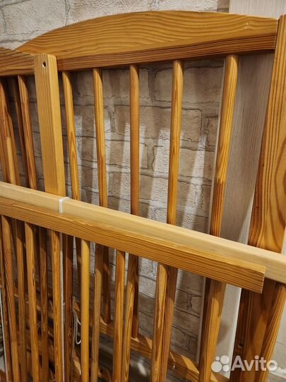 Детская кроватка с маятником и ящиком