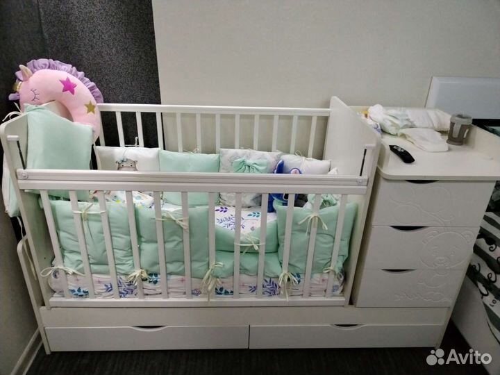 Детская кроватка с маятником и ящиком