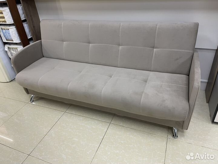 Диван прямой раскладной на ножках