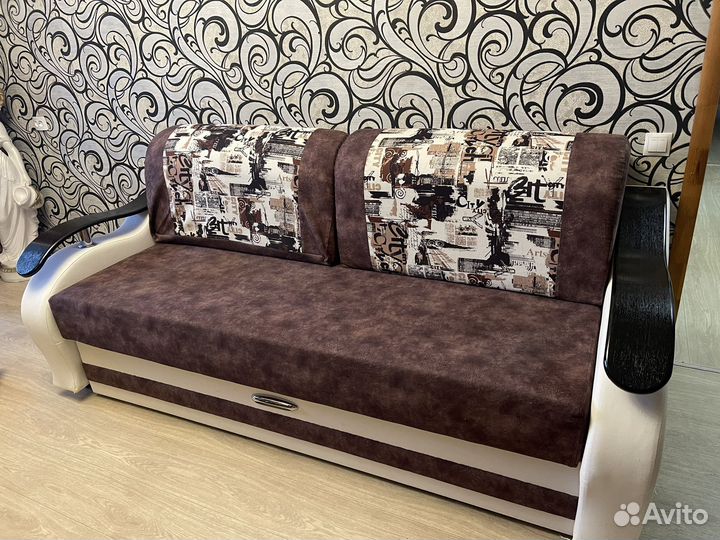 Огромный диван