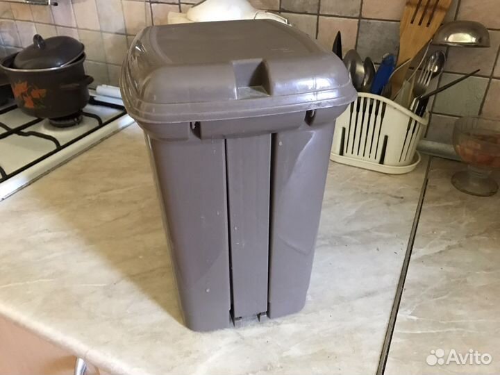 Мусорное ведро с педалью