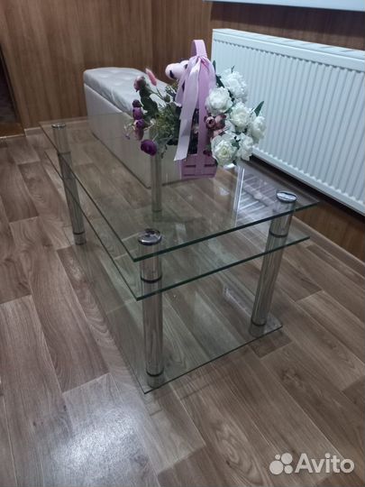 Стеклянный журнальный столик