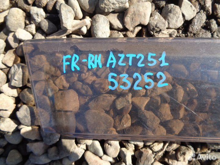 Ветровик передний правый Toyota Avensis AZT251