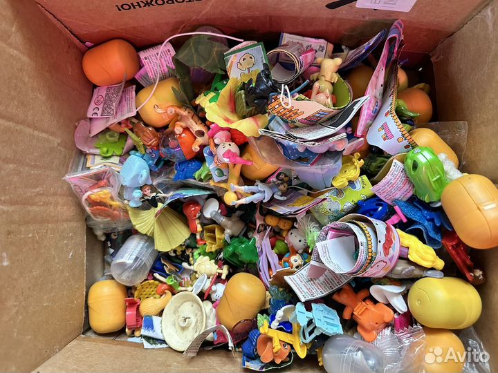 Продам коробку игрушек - киндеры