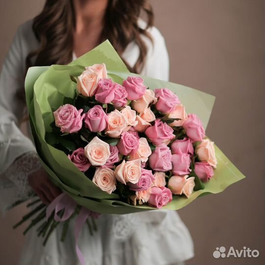 Букет из 35 сиреневых и персиковых Роз Эквадор в м