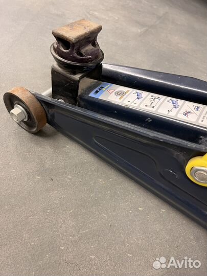 Домкрат подкатной