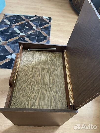 Парта для дошкольника, тумбочка, небольшой столик