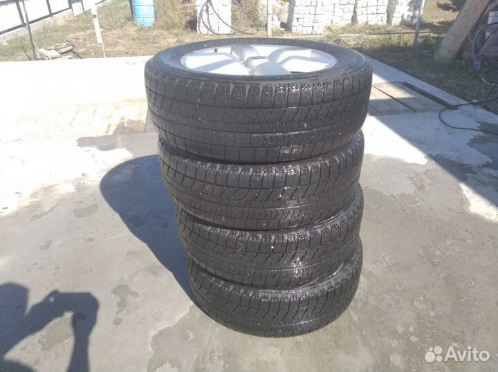 Bridgestone Blizzak VRX 215/60 R17