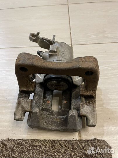 Суппорт задний левый джетта 6