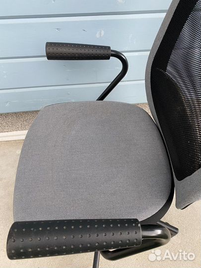 Кресло офисное с откидывающиейся спинкой