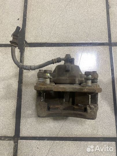 Суппорт тормозной передний Nissan Primera P11