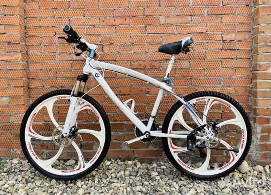 Велосипед на литых дисках BMW