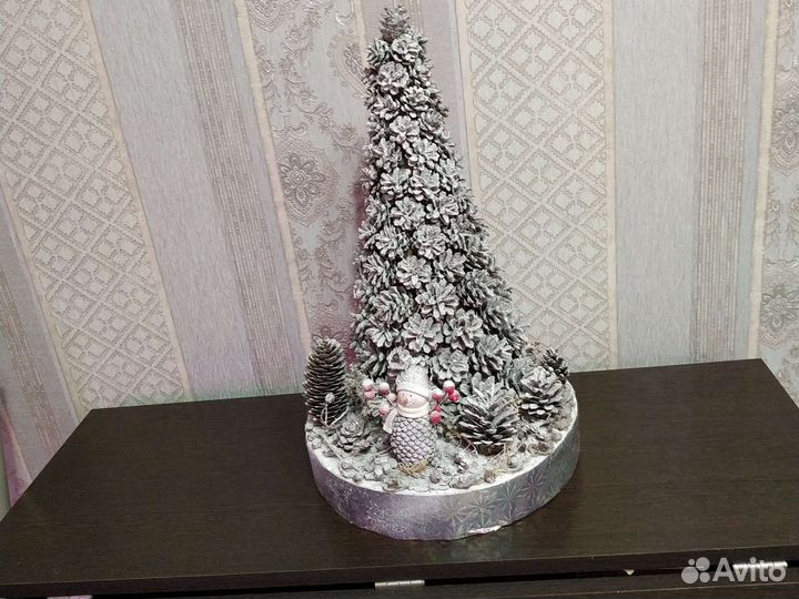 Новогодняя композиция, шишки, снежинки