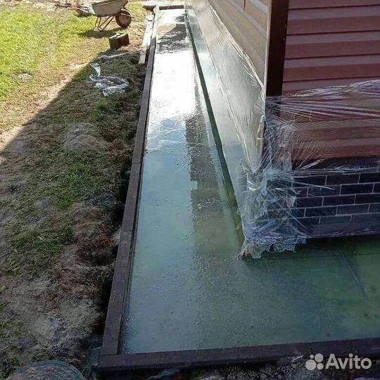 Вокруг дома отмостка