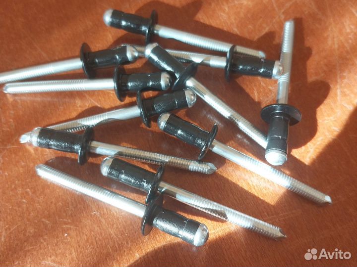 Заклёпки лючка топливного бака toyota(lexus)