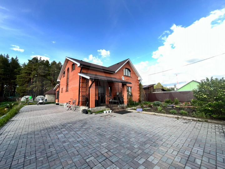 Дом 187 м² на участке 8,2 сот.