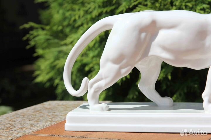Статуэтка из фарфора 