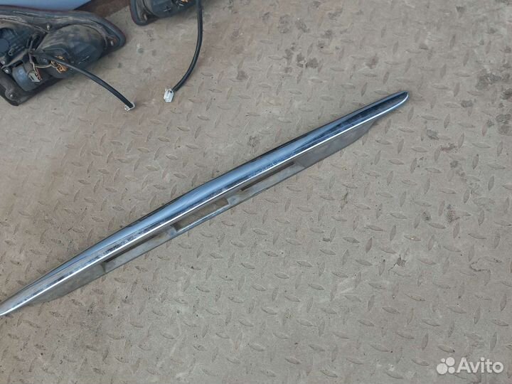 Toyota Avensis Verso(01-09) фонари крышки накладка