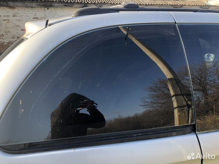 Стекла задних крыльев Dodge Caravan 4