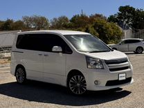 Toyota Noah 2.0 CVT, 2010, 205 000 км, с пробегом, цена 1 450 000 руб.