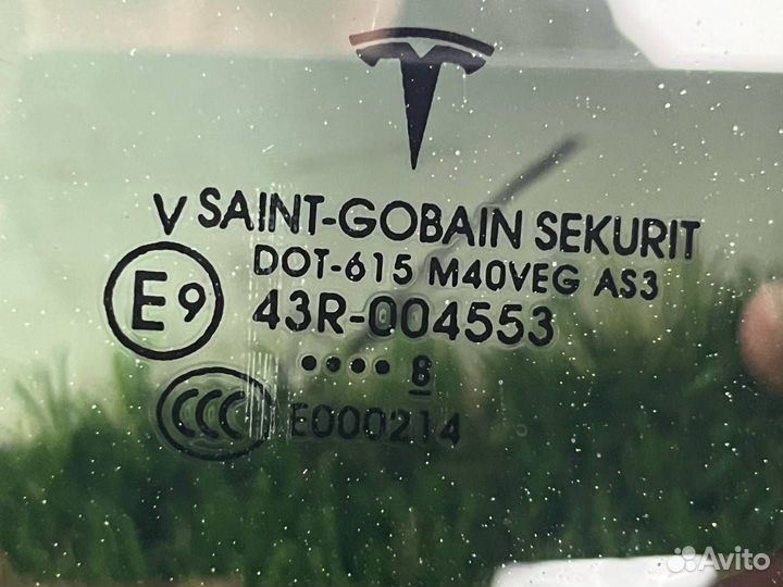 Стекло двери задней левой Tesla Model X 2018