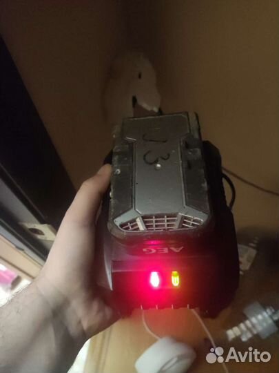 Зарядное устройство для шуруповерта AEG, Makita