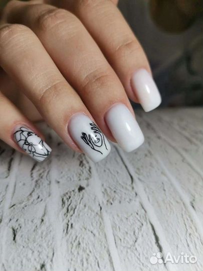 Мастер -маникюра на красном