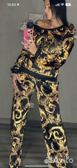 Шикарный женский костюм в стразах