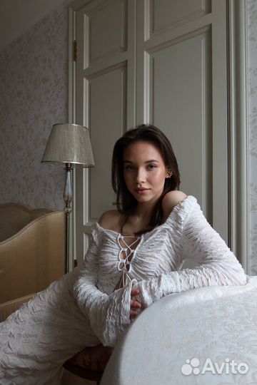 Белый топ с завязками на груди