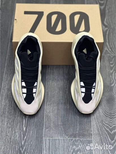 Adidas yeezy boost 700 v3