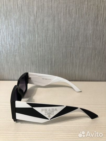 Солнцезащитные очки prada