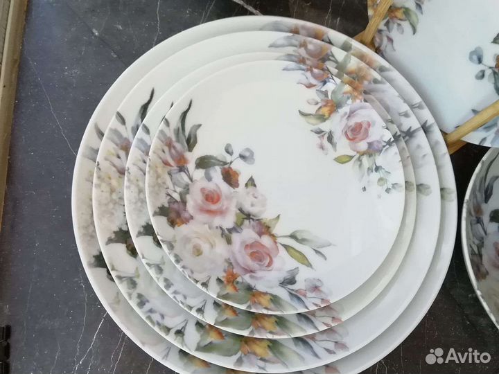 Набор столовой фарфоровой посуды из 42 предметов