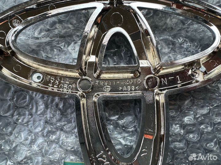 Эмблема решетки радиатора Toyota Rav4 30 2010-2012