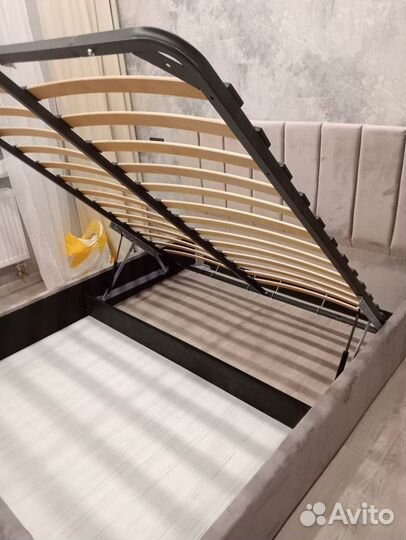 Кровать двуспальная с подъемным механизмом