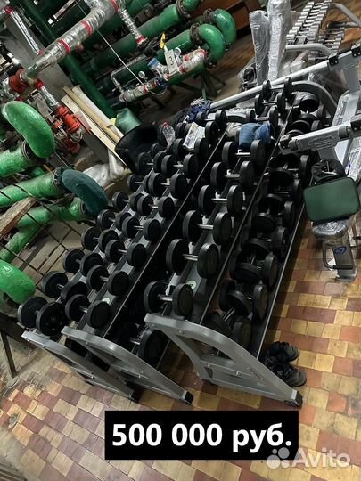 Тренажер Смита и гантельный ряд Technogym