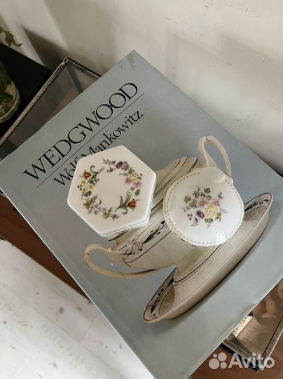 Wedgwood шкатулка фарфор, книга на английском